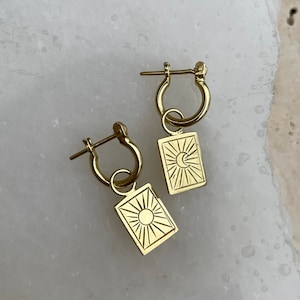 Mini brincos de argola em ouro 14K Universe, pequenos brincos de argola banhados a ouro, pequenas argolas de ouro com pingentes removíveis, abraços de ouro do sol e da lua