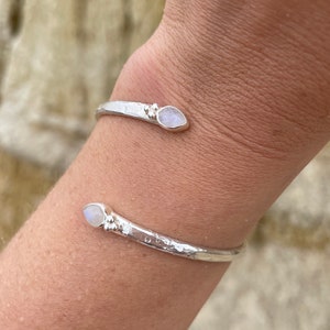 Savaya Sterling Silver Moonstone Bangle, Teardrop Rainbow Moonstone Bangle, Women&#39;s Handmade Silver Bracelet with Moonstone, Gemstone Bangle