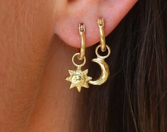 Pendientes Cosmo 14K oro sol y luna mini aro, regalos para ella, mini aros cósmicos chapados en oro, aros no coincidentes, aros pequeños de encanto de oro