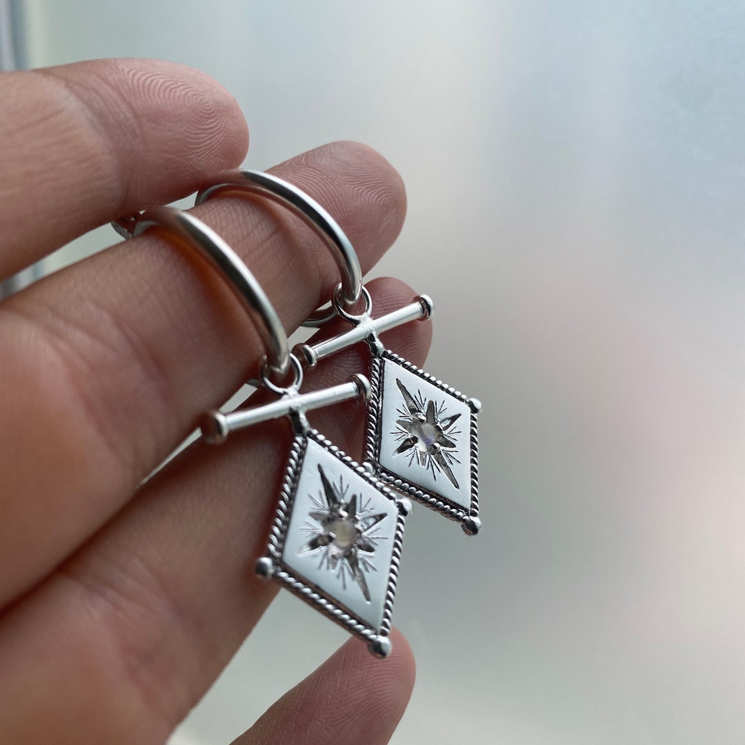 Anneaux cosmiques Romeo en argent sterling avec pierre de lune arc-en-ciel et barre de diamants, boucles d'oreilles en pierre de lune en argent, boucles d'oreilles avec barre, anneaux en pierre de lune en argent - Etsy France