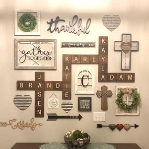Azulejos grandes con letras grabadas, letrero con nombre de familia personalizado, personalizado para la decoración de la sala de estar familiar, azulejos de madera para sala de juegos, letrero familiar