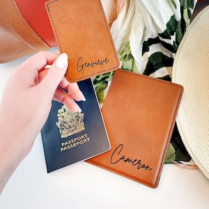 Lindo porta pasaporte + etiqueta de equipaje - Funda de pasaporte personalizada para parejas, regalos para despedidas de soltera de destino para él, regalos para ella