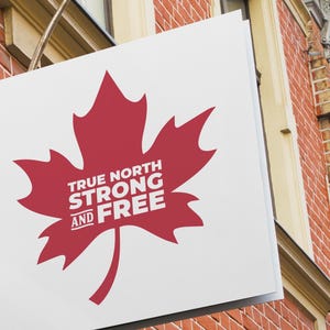 Op de afbeelding: Een wit bord met een rood esdoornblad en de tekst "True North Strong and Free".