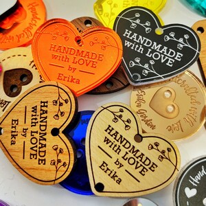 Etiquetas personalizadas em formato de coração 'Feitas à mão com amor', etiquetas de produtos florais, botões, itens de tricô e crochê em madeira, acrílico espelhado e plástico