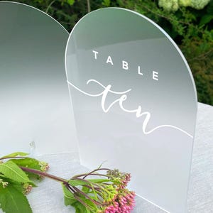 Signalétique de table de mariage, cérémonie Unplugged, livre d'or, numéros de table, cartes et cadeaux, open bar, etc. sur acrylique dépoli - SOIREE ROMANTIQUE