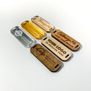 Aangepaste producttags met logo, gepersonaliseerde knopen voor gebreide en gehaakte artikelen van hout en gespiegeld acrylplastic