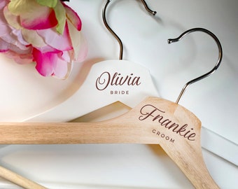 Boda de madera grabada con láser personalizada, perchas para fiestas nupciales, novia + novio, damas de honor de padrinos de boda, regalos personalizados - NOCHE DE CUENTO DE HADAS