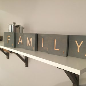 Große Wort Buchstabenkacheln aus Holz - Wandbuchstaben anpassbar - Gravierte Kiefer Familienzimmer Zeichen, 5x5 &quot;Holzquadratbuchstabe Dekor