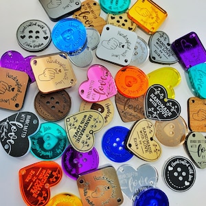 Etiquetas de produtos personalizadas 'Feitas à mão com amor', botões personalizados em formato de coração para itens de tricô e crochê em madeira, plástico acrílico espelhado