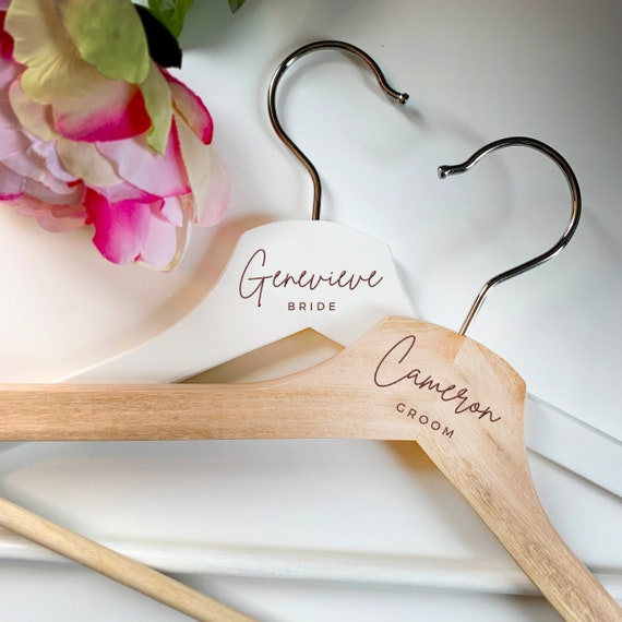 Perchas personalizadas para fiestas de bodas de madera grabadas con láser,  novia novio, padrinos de boda, regalos personalizados para damas de honor  GALA METROPOLITANA -  México