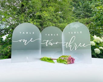 Letreros arqueados para números de mesa de boda en acrílico esmerilado - VELADA ROMÁNTICA