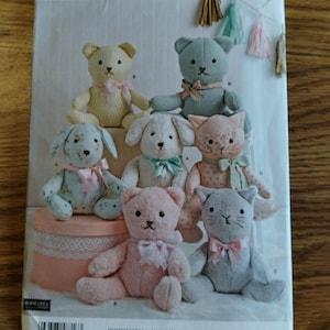 Patrón de costura Simplicity 8716 para animales de peluche: perro, oso, gato, nuevo.