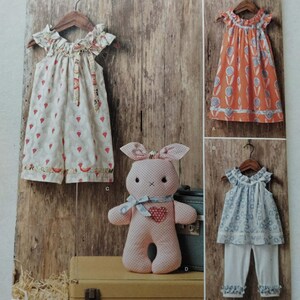 8347 Simplicity Schnittmuster für Kleinkinder: Kleid, Oberteil, Strickcapris, Strampler, Stoffhase