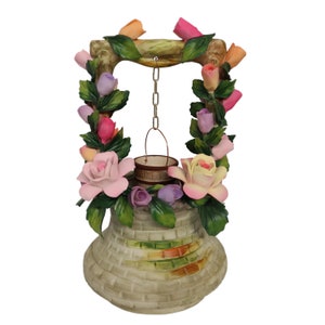 Großer Wunschbrunnen aus Porzellan mit handgefertigten und handbemalten Rosen und Knospen im Capodimonte-Blumenstil mit unserem Markenzeichen Napoleon