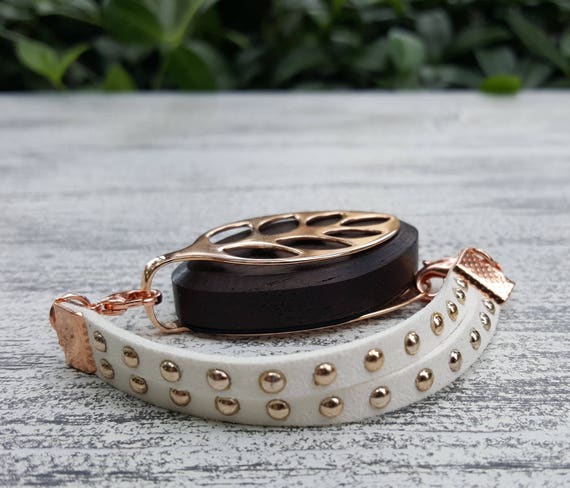LEATHER SIGN STUD BRACELET VANILLA LEATHER SIGN STUD BRACELET VANILLA