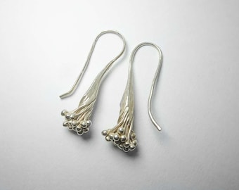 Orecchini pendenti Hill Tribe in argento con semi, stile boho organico, gioielli artigianali in argento pregiato con grappolo
