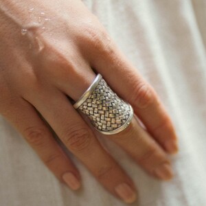 Anillo grande - Anillo tejido unisex - Anillo de plata hecho a mano - Anillos de plata para mujer - Anillo ajustable - Anillo de escudo