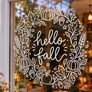 Könnte beinhalten: Ein weißer Vinyl-Fensteraufkleber mit einem kreisförmigen Kranzdesign und dem Text hello fall in der Mitte. Der Kranz enthält Illustrationen von Kürbissen, Ahornblättern, Eicheln, Pilzen, einem Apfel, Weizenähren und einem kleinen Vogel.