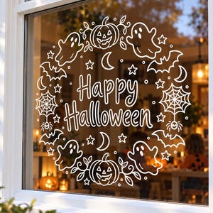 Könnte beinhalten: Ein weißer Vinyl-Fensteraufkleber mit einem kreisförmigen Kranzdesign und dem Text Happy Halloween in der Mitte. Der Kranz enthält Illustrationen von Kürbissen, Geistern, Fledermäusen, Spinnennetzen, Spinnen, Sternen und Mondsicheln.