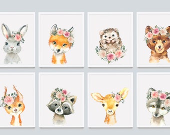 以下が含まれることがあります： 花冠をかぶった森の動物を描いた水彩画のイラスト8点セット。動物はウサギ、キツネ、ハリネズミ、クマ、リス、アライグマ、シカ、オオカミです。