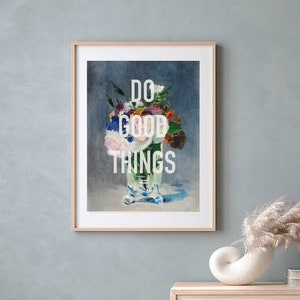 Puede incluir: Una impresión enmarcada con una pintura de un jarrón de flores. El jarrón es azul y blanco y las flores son rosas, blancas, rojas, amarillas y moradas. El texto "DO GOOD THINGS" está impreso en blanco sobre la pintura.