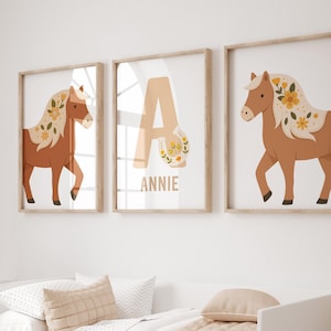 Estampa de cavalo, arte de parede com flores de cavalo, nome personalizado, decoração de quarto de menina com cavalo, decoração de quarto de criança com cavalo, arte de parede para menina com cavalo, ferradura