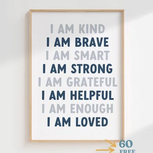 Puede incluir: Un cartel enmarcado con las palabras «I AM KIND, BRAVE, SMART, STRONG, GRATEFUL, HELPFUL, ENOUGH, LOVED» en gris y azul marino. El cartel está en un marco de madera clara. La esquina inferior derecha tiene el texto «60 FREE PRINTS!»