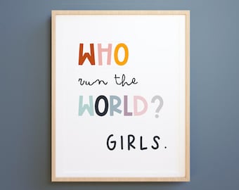 Könnte beinhalten: Ein gerahmter Druck mit dem Text "WHO run the WORLD? GIRLS." in bunten Buchstaben auf weißem Hintergrund.