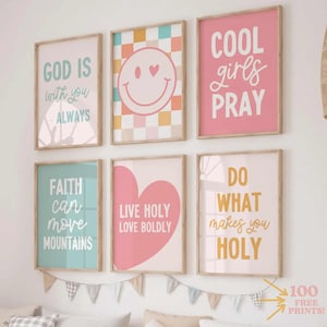 Puede incluir: Seis impresiones artísticas enmarcadas con citas inspiradoras en colores pastel. Las impresiones incluyen frases como "Dios está siempre contigo", "Las chicas geniales rezan" y "La fe puede mover montañas".