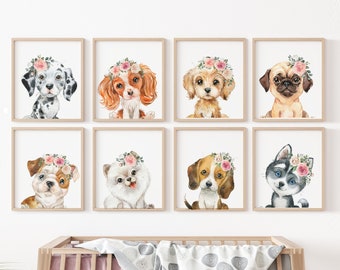 Puede incluir: Conjunto de ocho ilustraciones de acuarela de perros con coronas de flores. Cada ilustración presenta una raza de perro diferente, incluyendo un dálmata, un cavalier King Charles Spaniel, un golden retriever, un carlino, un bulldog, un pomerania, un beagle y un husky.