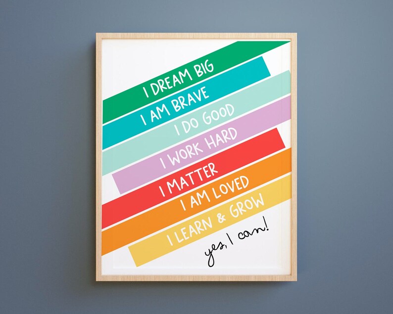 Może przedstawiać: Motivacyjny plakat z tęczą kolor&oacute;w i tekstem "I DREAM BIG, I AM BRAVE, I DO GOOD, I WORK HARD, I MATTER, I AM LOVED, I LEARN & GROW, yes, I can!"