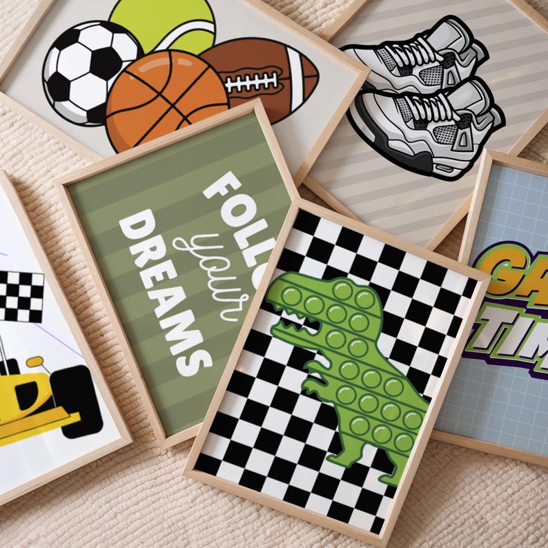 Puede incluir: Una colecci&oacute;n de l&aacute;minas de arte enmarcadas con diversas ilustraciones que incluyen un bal&oacute;n de f&uacute;tbol, baloncesto, f&uacute;tbol americano, pelota de tenis, zapatillas blancas, un dinosaurio pop-it verde sobre fondo de cuadros y el texto FOLLOW YOUR DREAMS.