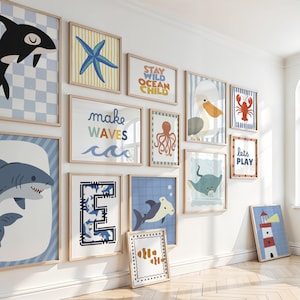 Puede incluir: Una colecci&oacute;n de l&aacute;minas enmarcadas con tem&aacute;tica marina. Las obras de arte presentan criaturas marinas como una orca, una estrella de mar, un tibur&oacute;n, un pulpo, un pel&iacute;cano, una langosta, una raya, un pez payaso y un faro. Los marcos son de madera.
