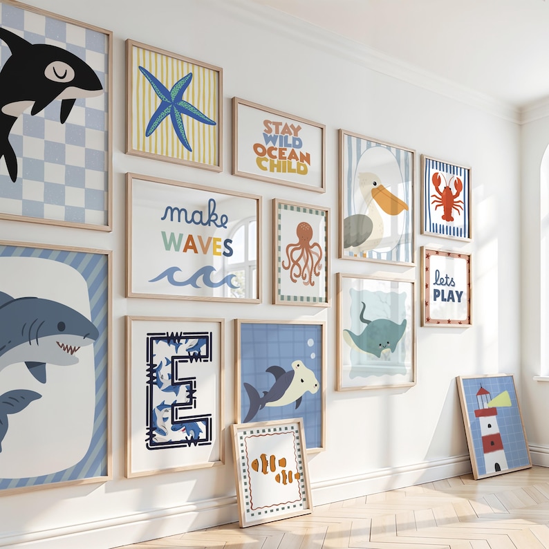 Puede incluir: Una colecci&oacute;n de l&aacute;minas enmarcadas con tem&aacute;tica marina. Las obras de arte presentan criaturas marinas como una orca, una estrella de mar, un tibur&oacute;n, un pulpo, un pel&iacute;cano, una langosta, una raya, un pez payaso y un faro. Los marcos son de madera.