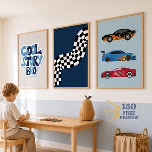 Puede incluir: Tres l&aacute;minas decorativas enmarcadas que incluyen un p&oacute;ster gris claro con el texto COOL STORY BRO, un p&oacute;ster azul oscuro con un patr&oacute;n de cuadros blanco y negro ondulado, y un p&oacute;ster azul claro con tres coches de carreras con llamas.