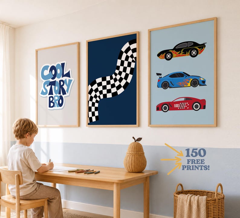 Puede incluir: Tres l&aacute;minas decorativas enmarcadas que incluyen un p&oacute;ster gris claro con el texto COOL STORY BRO, un p&oacute;ster azul oscuro con un patr&oacute;n de cuadros blanco y negro ondulado, y un p&oacute;ster azul claro con tres coches de carreras con llamas.