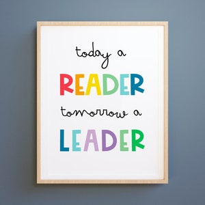 Może przedstawiać: Wydruk w ramie z tekstem "today a reader tomorrow a leader" w kolorowych literach. Litery są w kolorystyce tęczy.
