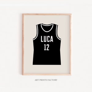 Peut inclure: Illustration en noir et blanc d'un maillot de basket-ball avec le nom "LUCA" et le num&eacute;ro "12" sur le devant.