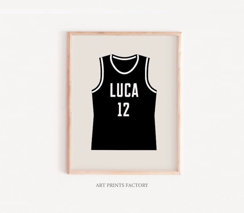 Peut inclure: Illustration en noir et blanc d'un maillot de basket-ball avec le nom "LUCA" et le num&eacute;ro "12" sur le devant.