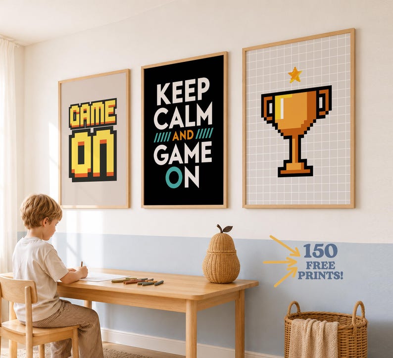 Puede incluir: Tres l&aacute;minas de pared enmarcadas con dise&ntilde;os de arte de p&iacute;xeles. La l&aacute;mina de la izquierda muestra el texto GAME ON en amarillo. La central muestra el texto KEEP CALM AND GAME ON en blanco y turquesa. La derecha muestra un trofeo pixelado dorado.