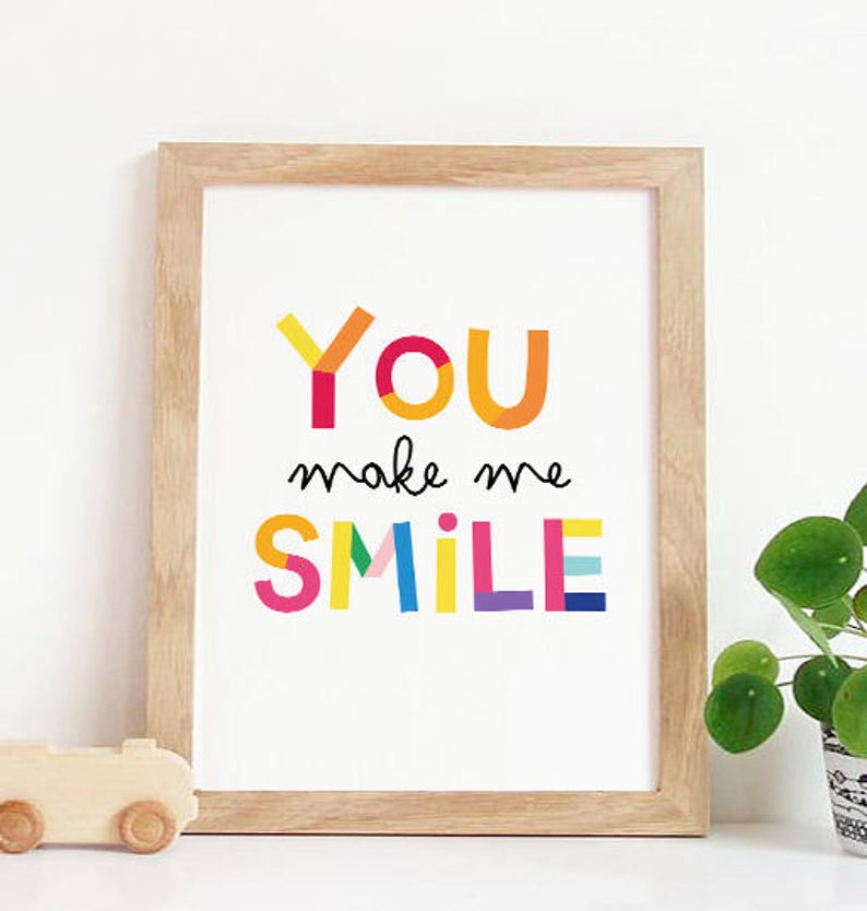 Puede incluir: Una impresi&oacute;n enmarcada con el texto "YOU make me SMILE" en letras coloridas segmentadas. Las letras son en tonos de rojo, naranja, amarillo, verde, azul y morado.