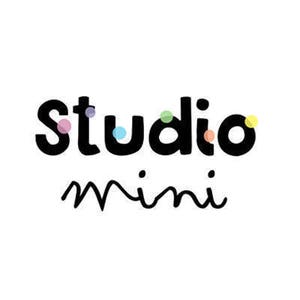 Puede incluir: Logotipo en blanco y negro con el texto "studio mini" en una fuente de escritura a mano. La palabra "studio" est&aacute; en may&uacute;sculas y la palabra "mini" est&aacute; en min&uacute;sculas. Hay puntos de colores dispersos alrededor del texto.