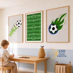 Puede incluir: Tres l&aacute;minas decorativas enmarcadas con tem&aacute;tica de f&uacute;tbol. La l&aacute;mina de la izquierda muestra un bal&oacute;n de f&uacute;tbol y la palabra GOAL. La central muestra un diagrama de campo de f&uacute;tbol verde. La derecha representa un bal&oacute;n con llamas verdes.