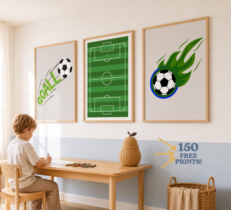 Puede incluir: Tres l&aacute;minas decorativas enmarcadas con tem&aacute;tica de f&uacute;tbol. La l&aacute;mina de la izquierda muestra un bal&oacute;n de f&uacute;tbol y la palabra GOAL. La central muestra un diagrama de campo de f&uacute;tbol verde. La derecha representa un bal&oacute;n con llamas verdes.