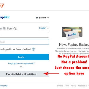 以下が含まれることがあります： Etsyのチェックアウトページ。青いボタンに「デビットカードまたはクレジットカードで支払う」と表示され、赤い矢印がボタンを指しています。ボタンの下には「2番目のオプションを選択してください」という赤いテキストが表示されています。ボタンの上には「PayPalアカウントがありませんか？問題ありません！」という赤いテキストが表示されています。