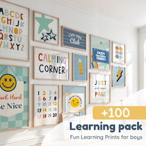 Op de afbeelding: Een verzameling ingelijste prints met educatieve thema's, waaronder het alfabet, cijfers en inspirerende citaten. De prints hebben kleurrijke ontwerpen met sterren, smiley-gezichten en een potlood. De tekst "CALMING CORNER" is zichtbaar.