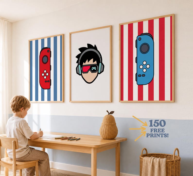 Puede incluir: Tres l&aacute;minas enmarcadas con un mando de juego rojo sobre rayas azules, un personaje estilizado con auriculares y gafas de juego, y un mando azul sobre rayas rojas. El texto en la pared dice 150 FREE PRINTS!