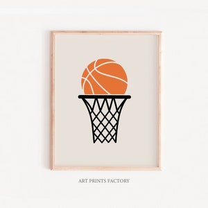 Peut inclure: Une impression d'art imprimable repr&eacute;sentant un ballon de basket passant &agrave; travers un panier. Le ballon de basket est orange avec des lignes noires et le panier est noir avec un filet blanc. L'arri&egrave;re-plan est de couleur beige clair.