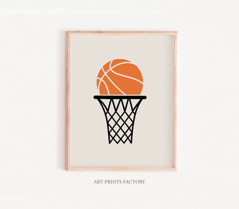 Peut inclure: Une impression d'art imprimable repr&eacute;sentant un ballon de basket passant &agrave; travers un panier. Le ballon de basket est orange avec des lignes noires et le panier est noir avec un filet blanc. L'arri&egrave;re-plan est de couleur beige clair.