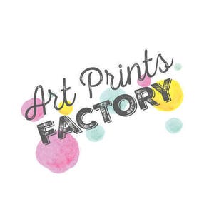 以下が含まれることがあります： 「アートプリントファクトリー」というビジネスのロゴで、テキストは黒色の使い古したフォントで書かれています。ロゴはカラフルな水彩の点で囲まれています。